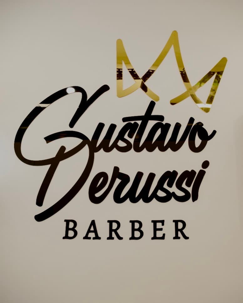 Logo de Gustavo Derussi aplicada na parede da barbearia, no bairro América, em Joinville