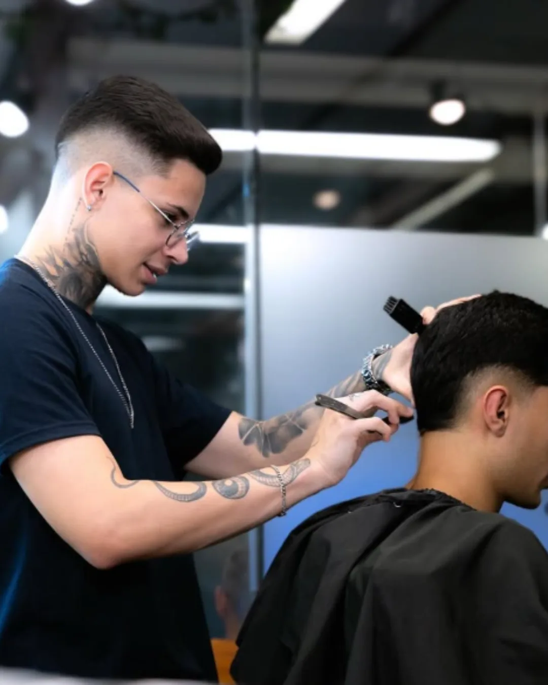 Gustavo Derussi fazendo o acabamento do corte de um cliente com navalha